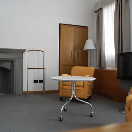 Cavour Et Des Officiers Hotell