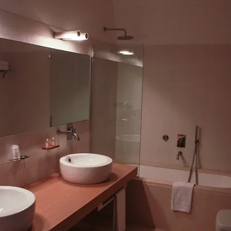 Cavour Et Des Officiers Отель