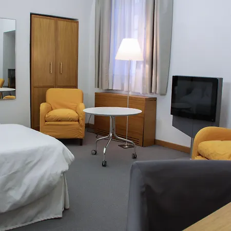 Cavour Et Des Officiers Отель