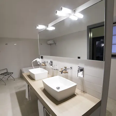 Cavour Et Des Officiers Отель 3*