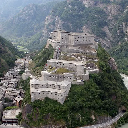 Cavour Et Des Officiers Бар