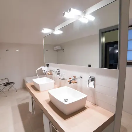 Cavour Et Des Officiers Бар