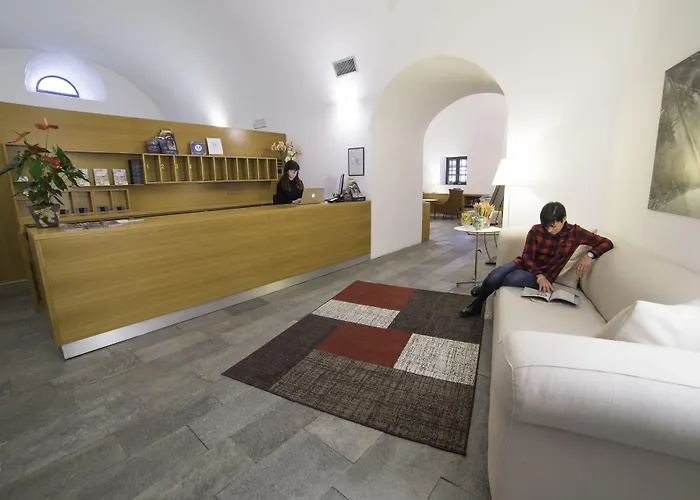 Cavour Et Des Officiers Hotel Bard